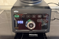 Das Bedienfeld auf der Front kombiniert Touch-sensible Programmtasten mit einem zentralen Drehregler zur Anpassung von Zeit und Feinheitsgrad. (Foto: Testsieger.de)