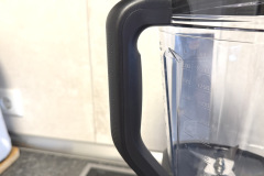 Der große, bruchfeste Tritan-Mixbehälter liegt dank des ergonomisch geformten Griffs sicher in der Hand und erleichtert das Ausgießen auch bei voller Befüllung. (Foto: Testsieger.de)