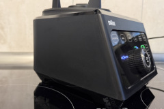 Die breite Motorbasis sorgt für einen stabilen Stand und vermittelt durch ihre solide Verarbeitung einen insgesamt wertigen Eindruck. (Foto: Testsieger.de)