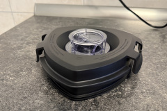 Deckel und integrierter Messbecher sind spülmaschinengeeignet und erleichtern die Reinigung nach dem Mixen deutlich. (Foto: Testsieger.de)