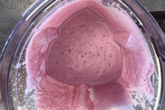 Im Smoothie-Test zeigt sich das Ergebnis nach dem Mixvorgang gleichmäßig und cremig, ohne spürbare Stückchen von gefrorenem Obst oder Haferflocken. (Foto: Testsieger.de)