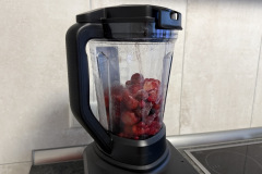 Gefrorene Erdbeeren im Mixbehälter dienen als Ausgangsbasis für den Sorbet-Test und stellen den Mixer vor eine hohe mechanische Belastung. (Foto: Testsieger.de)