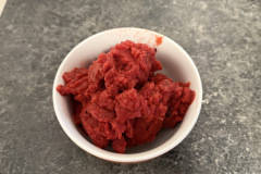 Fertig zubereitetes Erdbeer-Sorbet aus dem Braun PowerBlend 9 mit feiner, homogener Konsistenz in einer Schale.