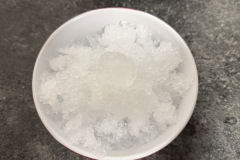 Das Crushed-Ice-Ergebnis besteht überwiegend aus fein zerkleinertem Eis, vereinzelt bleiben jedoch gröbere Stücke erhalten. (Foto: Testsieger.de)