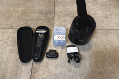 Alles dabei: Rasierer, Reiseetui, Trimmer, Reinigungsstation und Kartusche – das Set ist optimal für den Start ausgestattet. (Foto: Testsieger.de)