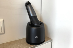 Zwei Funktionen in einem Gerät: Die Reinigungsstation lädt und reinigt gleichzeitig – komfortabel, aber kostenintensiv. (Foto: Testsieger.de)