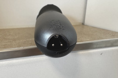 Weniger flexibel: Der proprietäre Anschluss funktioniert zuverlässig, ein USB-C-Port wäre aber zeitgemäßer gewesen. (Foto: Testsieger.de)