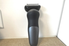 Liegt sicher in der Hand: Die gummierte Rückseite sorgt auch bei nassen Händen für einen rutschfesten Halt. (Foto: Testsieger.de)