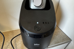 Die Reinigungsstation startet auf Knopfdruck einen automatischen Reinigungsvorgang mit anschließender Trocknung. (Foto: Testsieger.de)