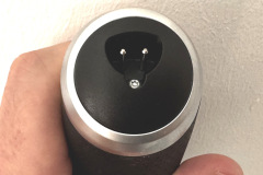 Geladen wird über einen proprietären Zweipolanschluss – USB-C fehlt. (Foto: Testsieger.de)