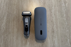 Das PowerCase dient als Schutzhülle und mobile Ladestation mit integriertem Akku – ideal für Reisen. (Foto: Testsieger.de)