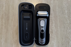 Das PowerCase verfügt über einen eigenen Einschaltknopf und versorgt den Rasierer unterwegs mit Strom. (Foto: Testsieger.de)