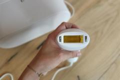 Unser einziger Kritikpunkt am Gerät sind die recht hellen Lichtblitze. Diese sind laut Hersteller zwar unbedenklich, aber trotzdem unangenehm. (Foto: Testsieger.de)