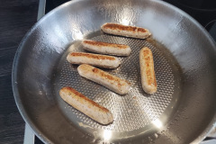 Bei klassischen Bratgerichten wie Rostbratwürsten zeigt die Pfanne ihre Stärke – außen knusprig, innen saftig. (Foto: Testsieger.de)