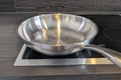 Die Edelstahlpfanne wirkt hochwertig verarbeitet und bietet mit 28 cm Durchmesser ausreichend Fläche. (Foto: Testsieger.de)