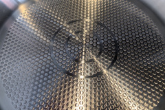 Der Wabenboden mit Öl-Dosiersystem sorgt für gleichmäßige Hitzeverteilung und soll das Braten optimieren. (Foto: Testsieger.de)