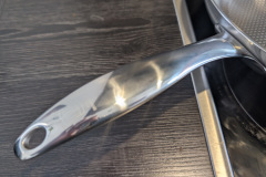 Der Griff liegt stabil in der Hand und bleibt beim Braten angenehm kühl. (Foto: Testsieger.de)