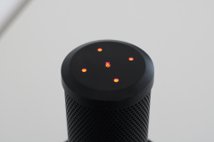 Auf der Oberseite können wir die Aufnahme stumm schalten. Dann leuchten die LEDs rot. Leuchten alle 4 ist der omnidirektionale Klang aktiviert. (Foto: Testsieger.de)