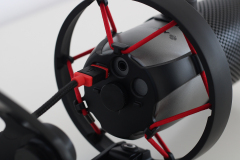 Auf der Unterseite verbinden wir das USB-C-Kabel. Außerdem können wir einen Kopfhörer per Klinke anschließen. (Foto: Testsieger.de)