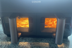 Dank des Sichtfensters mit integrierter Beleuchtung lässt sich der Garvorgang beobachten, ohne die Schubladen öffnen zu müssen, wodurch Wärme und Energie im Gerät verbleiben. (Foto: Testsieger.de)