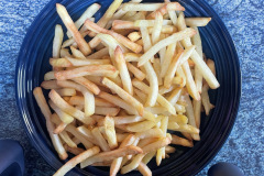 Die Ergebnisse sind im Test durchweg gelungen: Die Pommes sind außen knusprig und innen locker, was für die effektive Luftzirkulation der COSORI spricht. (Foto: Testsieger.de)