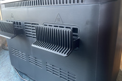 Auch die Rückseite ist funktional gestaltet und mit ausreichend Belüftung ausgestattet, was im Test zu stabilen Betriebstemperaturen ohne Leistungseinbußen führte. (Foto: Testsieger.de)