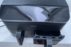 Die herausziehbaren Schubladen mit Gittereinsätzen erleichtern das Handling und erlauben das gleichzeitige Zubereiten verschiedener Speisen. (Foto: Testsieger.de)