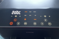 Das Touch-Panel reagiert zuverlässig und bietet mit Programmen wie AirFry, Roast und Dry alle typischen Anwendungen, die auch ungeübte Nutzer schnell verstehen. (Foto: Testsieger.de)