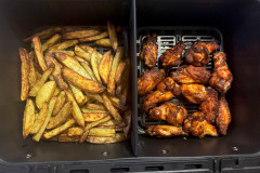 Das Zwei Zonen Konzept ist flexibel und praktisch für paralleles Garen, beim Schütteln wird es mit geteiltem Korb aber schnell schwierig. (Foto: Testsieger.de).