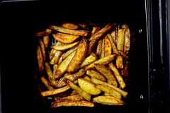 Bei frischen Pommes bleibt im Test Luft nach oben: innen gut gegart und recht gleichmäßig gebräunt, aber insgesamt eher weich statt richtig kross. (Foto: Testsieger.de).