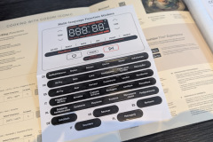 Weil das Bedienpanel komplett in Englisch gehalten ist, helfen die beiliegenden Funktionsaufkleber bei der Orientierung, auch wenn sie optisch nicht jeder anbringen möchte. (Foto: Testsieger.de).