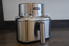 Mit gebürstetem Edelstahl, poliertem Metallring und insgesamt sehr hochwertiger Anmutung wirkt die ICONIC Single wie ein bewusstes Design Statement für die Arbeitsfläche. (Foto: Testsieger.de).