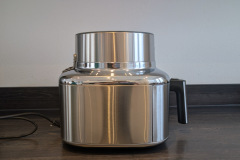 Trotz ihres auffälligen Designs bleibt die ICONIC Single angenehm kompakt und passt mit ihren Maßen gut auf die Arbeitsfläche. (Foto: Testsieger.de).