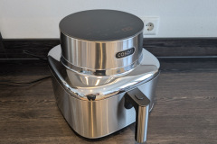 Das Bedienfeld sitzt oben unter gehärtetem Glas und setzt konsequent auf Touch, was im Test präzise reagiert und schnell zur intuitiven Routine wird. (Foto: Testsieger.de).