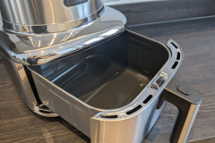 Das Handling des Garkorbs klappt im Alltag wunderbar, denn nach dem Druck auf den Knopf lässt er sich leicht entnehmen und rastet beim Einsetzen sauber wieder ein. (Foto: Testsieger.de).