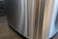 Das große, ungleichmäßige Spaltmaß am Übergang vom Garkorb zum Gehäuse fällt optisch deutlich auf, bleibt im Betrieb aber ohne praktische Folgen, da kein Dampf austritt. (Foto: Testsieger.de).