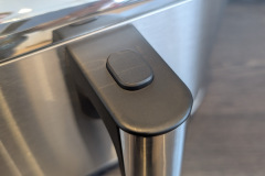 Die Entriegelung am Griff macht das Entnehmen des Korbs einfach, und der Griff bleibt im Test selbst im Betrieb angenehm kühl. (Foto: Testsieger.de).