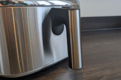 Der Griff bleibt im Test auch im Betrieb angenehm kühl, während das gebürstete Edelstahlgehäuse den hochwertigen Eindruck der ICONIC Single unterstreicht. (Foto: Testsieger.de).