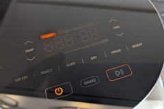 Das Bedienkonzept setzt vollständig auf Touch-Tasten unter gehärtetem Glas und reagiert im Test sehr präzise, auch wenn die Beschriftung am Gerät komplett in Englisch gehalten ist. (Foto: Testsieger.de).