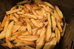 Auch frische, etwa 1 Zentimeter dicke Pommes gelingen nach 20 Minuten sehr stimmig, außen kross und innen gut gegart. (Foto: Testsieger.de).