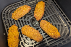 Im AirFry Programm gelingen Nuggets in kurzer Zeit sehr gleichmäßig, außen schön gebräunt und innen saftig. (Foto: Testsieger.de).