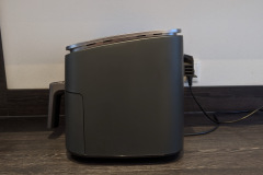 Das Kunststoffgehäuse wirkt stabil und erwärmt sich im Betrieb zwar spürbar, bleibt aber problemlos berührbar. (Foto: Testsieger.de).