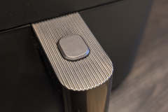 Der Korb lässt sich per Knopfdruck am Griff gut entnehmen und dank hoher Standfestigkeit auch einhändig, der Mechanismus hakt aber gelegentlich. (Foto: Testsieger.de).