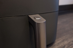 Der Korb lässt sich per Knopfdruck am Griff grundsätzlich komfortabel entnehmen, im Test hakt der Mechanismus jedoch gelegentlich. (Foto: Testsieger.de).