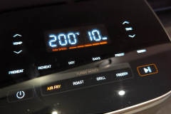 Temperatur, Zeit und Lüftergeschwindigkeit sind gut ablesbar und die Touch-Tasten reagieren präzise, die Beschriftung ist am Gerät aber nur auf Englisch vorhanden. (Foto: Testsieger.de).