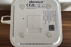 Auf der Unterseite befinden sich das SIM-Kartenfach, Reset-Knopf sowie weitere Geräteinformationen. (Foto: Testsieger.de)