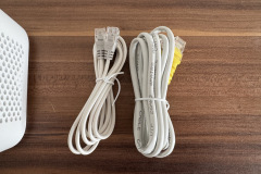 Mitgeliefertes Zubehör: Netzwerkkabel (Cat-5E) und Telefonkabel für FXS-Port.