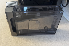 Der 1,8-Liter-Wassertank ist sowohl seitlich entnehmbar als auch von oben nachfüllbar – praktisch und gut gelöst. (Foto: Testsieger.de)