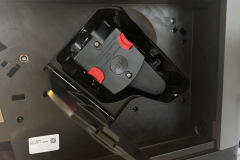 Die seitlich platzierte Brühgruppe lässt sich mit einem Handgriff herausnehmen und reinigen – vorbildlich in Sachen Wartung. (Foto: Testsieger.de)