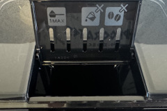 Neben dem Bohnenbehälter bietet die Eletta Explore auch einen separaten Schacht für vorgemahlenes Kaffeepulver. (Foto: Testsieger.de)